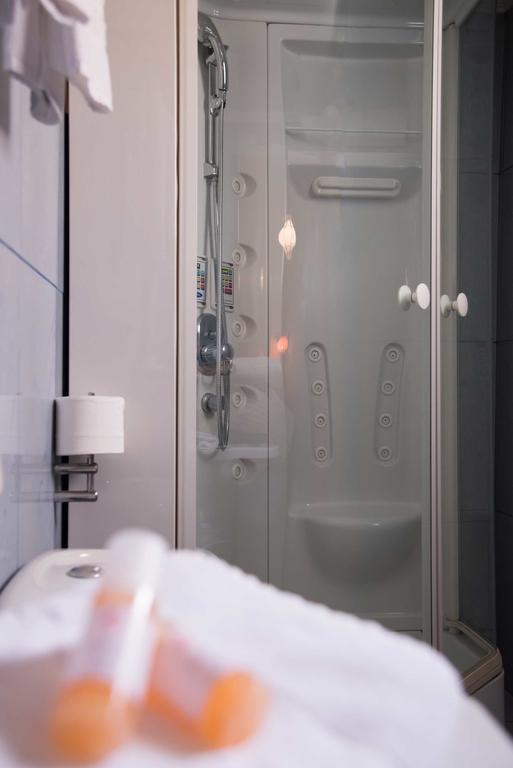 Alfa Hotel Пирей Номер фото